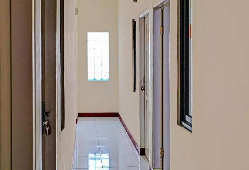 Hotelli Oyo Life 92546 Kost Merah Bojongsoang Syariah