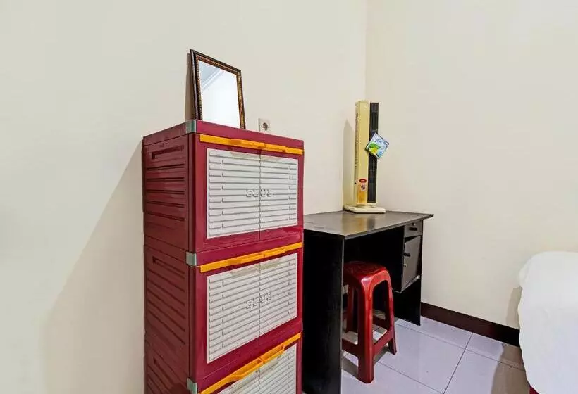 Hotelli Oyo Life 92546 Kost Merah Bojongsoang Syariah