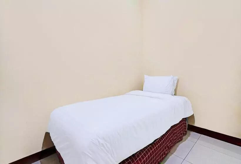 Hotelli Oyo Life 92546 Kost Merah Bojongsoang Syariah