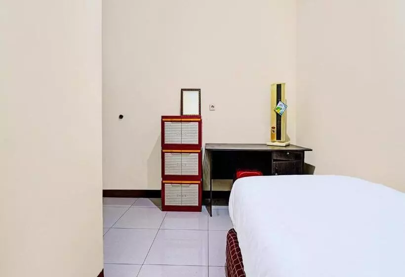 Hotelli Oyo Life 92546 Kost Merah Bojongsoang Syariah