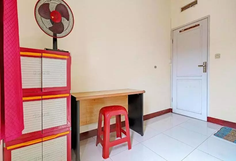 Hotelli Oyo Life 92546 Kost Merah Bojongsoang Syariah