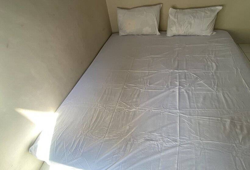 בית מלון כפרי Oyo Life Kos Bu Luh Mangku