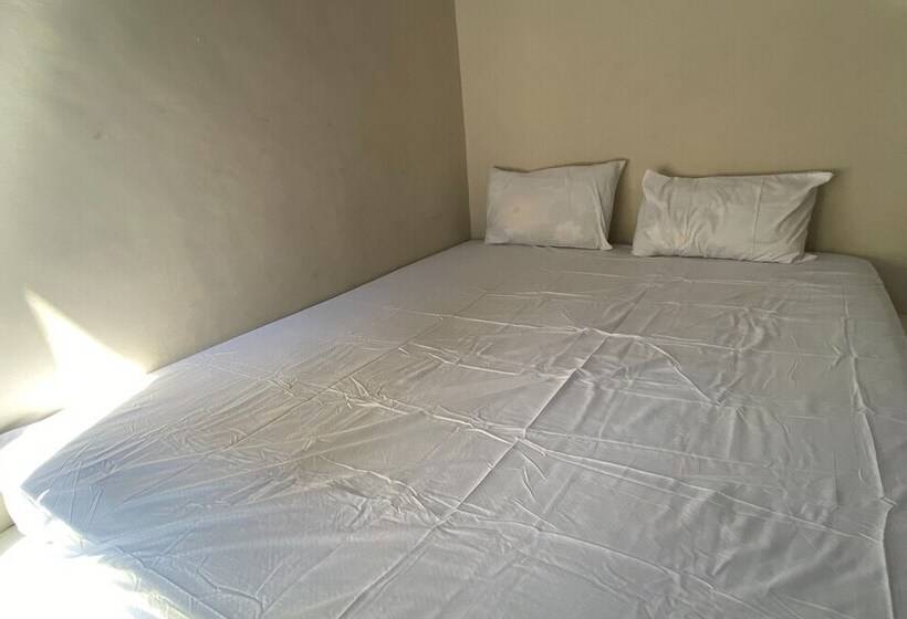 בית מלון כפרי Oyo Life Kos Bu Luh Mangku