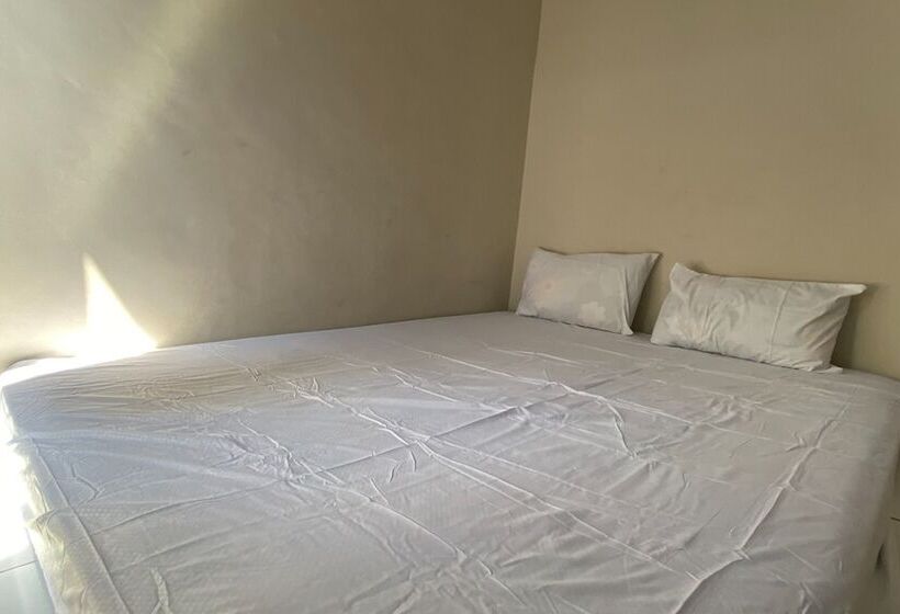 בית מלון כפרי Oyo Life Kos Bu Luh Mangku