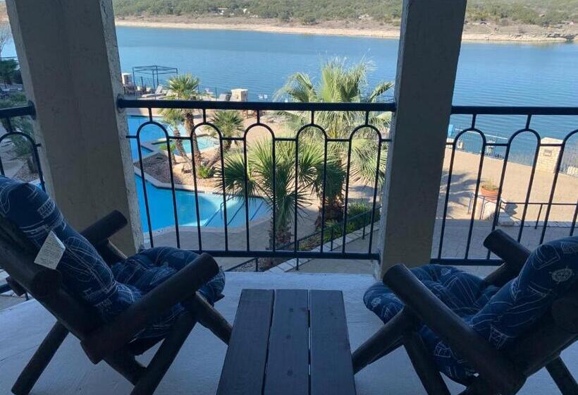 Lake Travis Stunning Waterfront, Sunset & Pool Views, Pet Friendly, Boat Ramp, Lago Vista, Texas