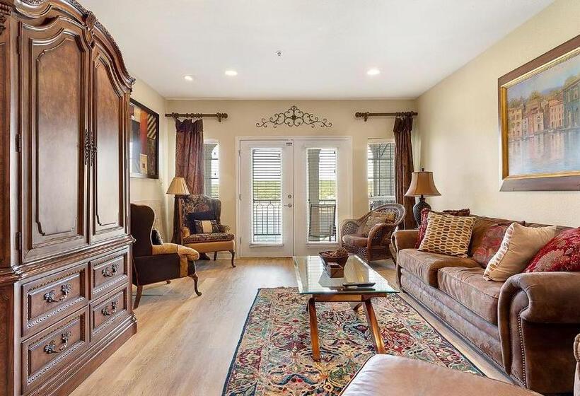 Lake Travis Stunning Waterfront, Sunset & Pool Views, Pet Friendly, Boat Ramp, Lago Vista, Texas