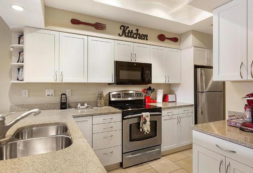 Lake Travis Stunning Waterfront, Sunset & Pool Views, Pet Friendly, Boat Ramp, Lago Vista, Texas