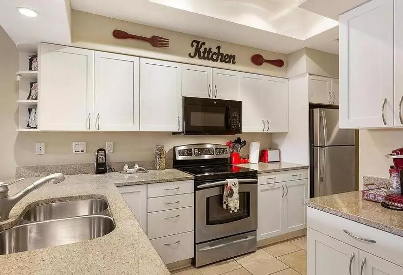 Lake Travis Stunning Waterfront, Sunset & Pool Views, Pet Friendly, Boat Ramp, Lago Vista, Texas