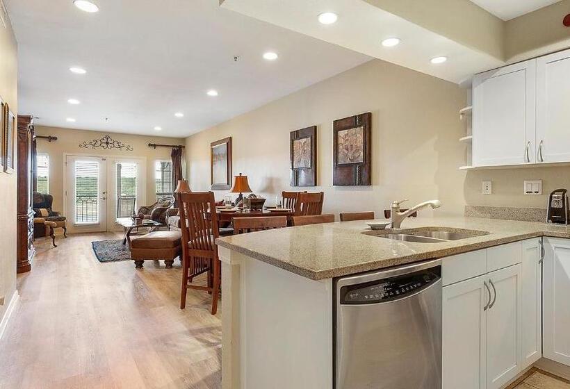 Lake Travis Stunning Waterfront, Sunset & Pool Views, Pet Friendly, Boat Ramp, Lago Vista, Texas