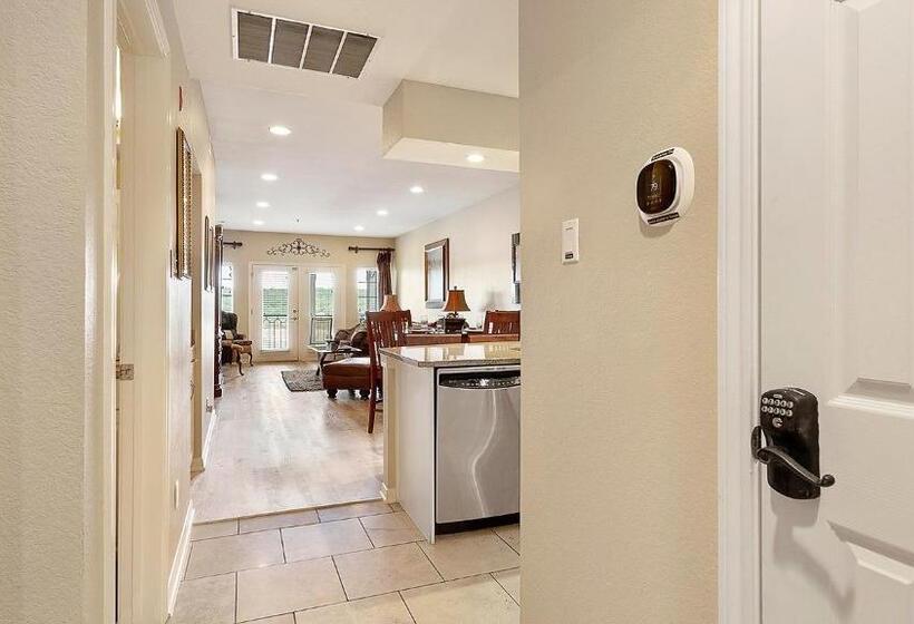 Lake Travis Stunning Waterfront, Sunset & Pool Views, Pet Friendly, Boat Ramp, Lago Vista, Texas