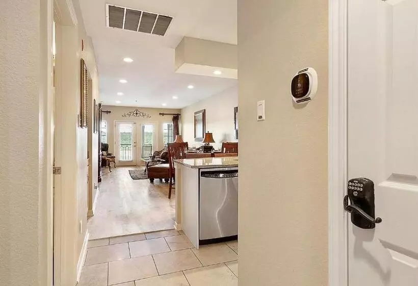 Lake Travis Stunning Waterfront, Sunset & Pool Views, Pet Friendly, Boat Ramp, Lago Vista, Texas