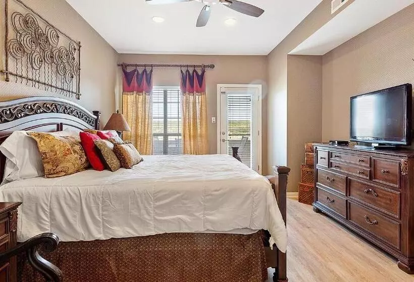 Lake Travis Stunning Waterfront, Sunset & Pool Views, Pet Friendly, Boat Ramp, Lago Vista, Texas