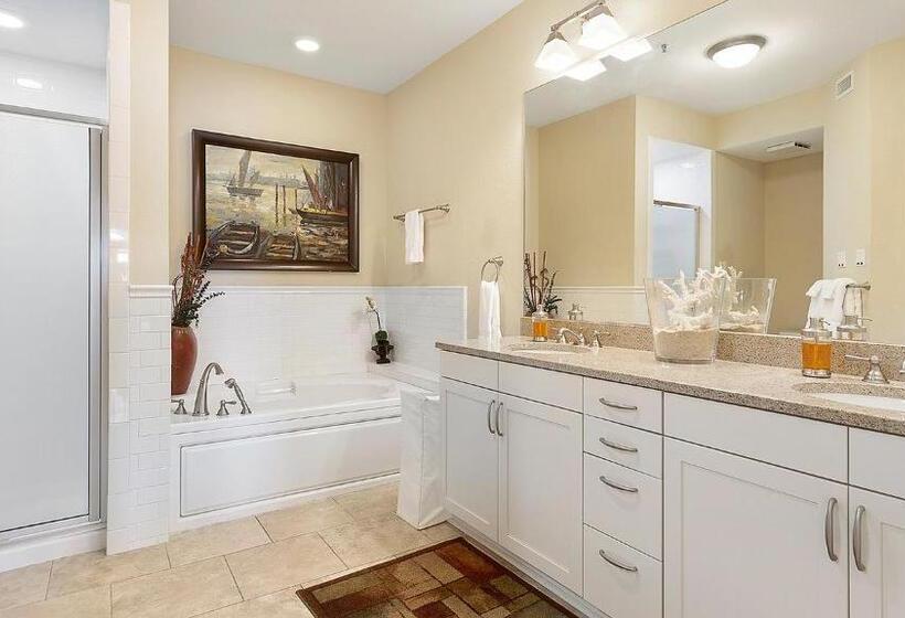 Lake Travis Stunning Waterfront, Sunset & Pool Views, Pet Friendly, Boat Ramp, Lago Vista, Texas