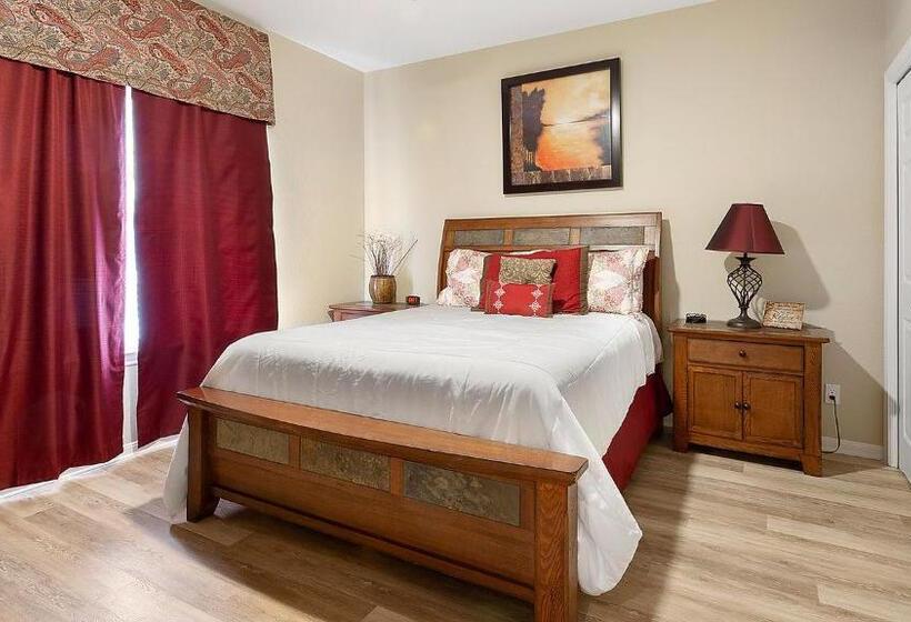 Lake Travis Stunning Waterfront, Sunset & Pool Views, Pet Friendly, Boat Ramp, Lago Vista, Texas