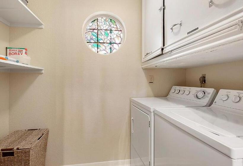 Lake Travis Stunning Waterfront, Sunset & Pool Views, Pet Friendly, Boat Ramp, Lago Vista, Texas