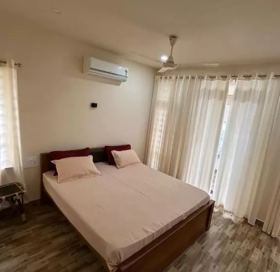 Santa Maria Hostel Munroe Island