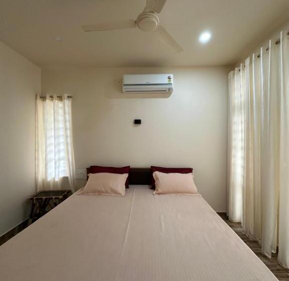 Santa Maria Hostel Munroe Island