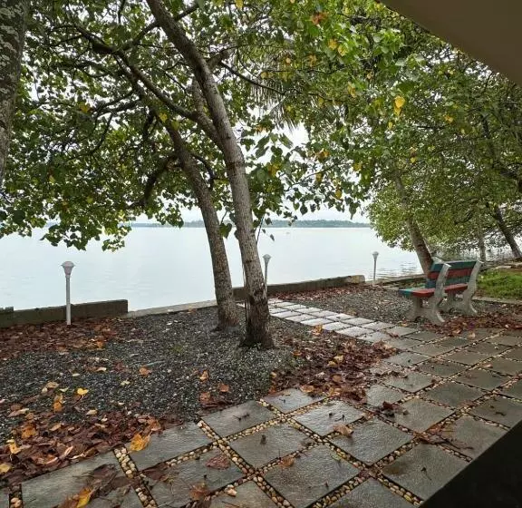 Santa Maria Hostel Munroe Island