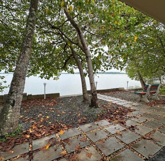 Santa Maria Hostel Munroe Island