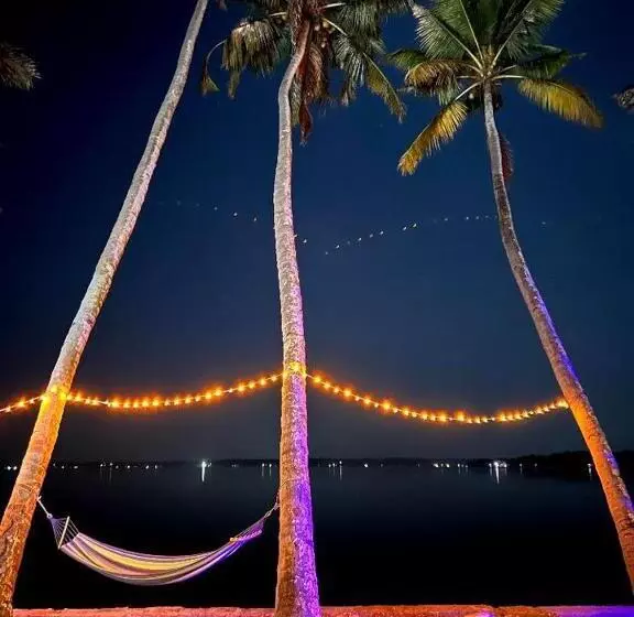 Santa Maria Hostel Munroe Island