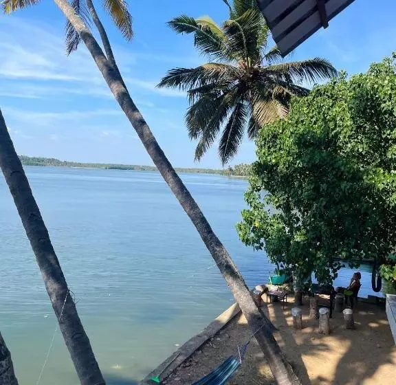 Santa Maria Hostel Munroe Island