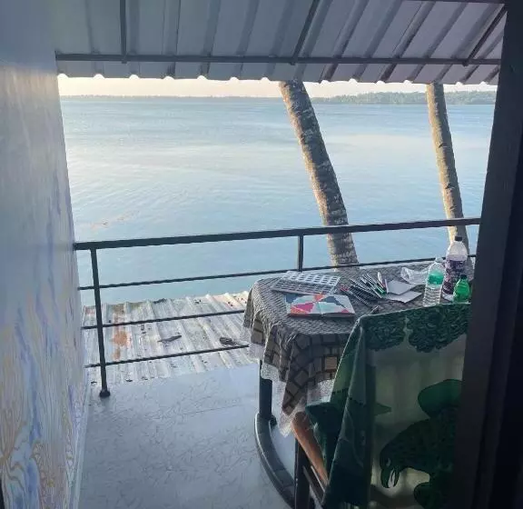 Santa Maria Hostel Munroe Island