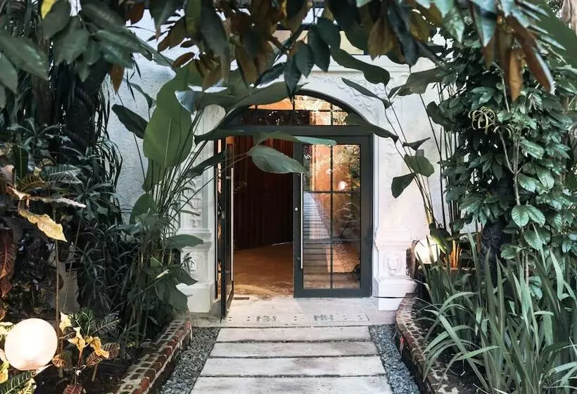 Hotelli Nuuk Taal Lake