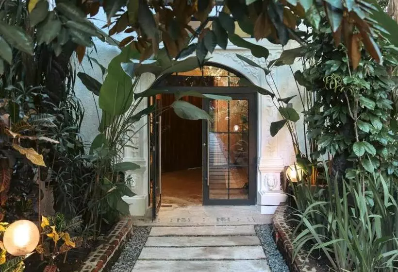 Hotelli Nuuk Taal Lake