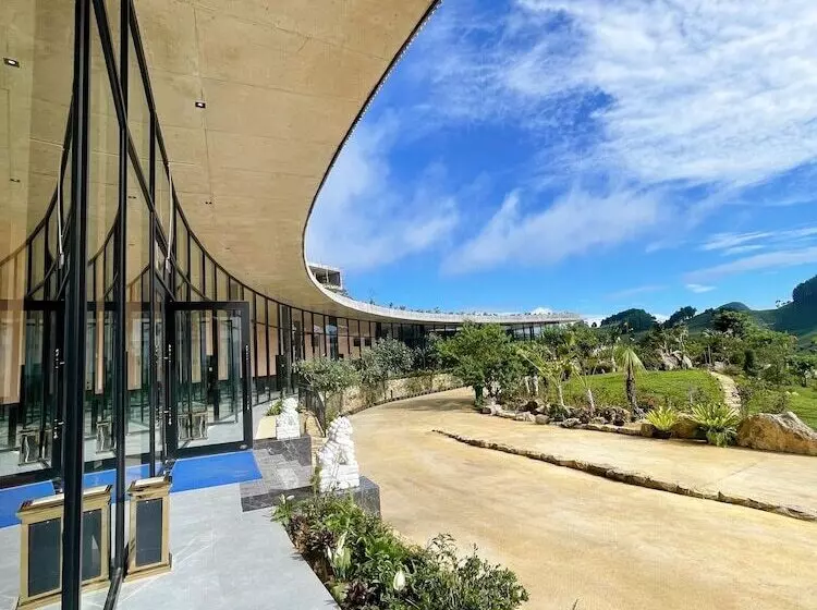 هتل Vigolando Van Ho Resort