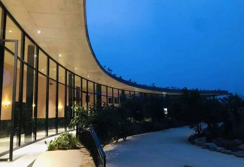 هتل Vigolando Van Ho Resort