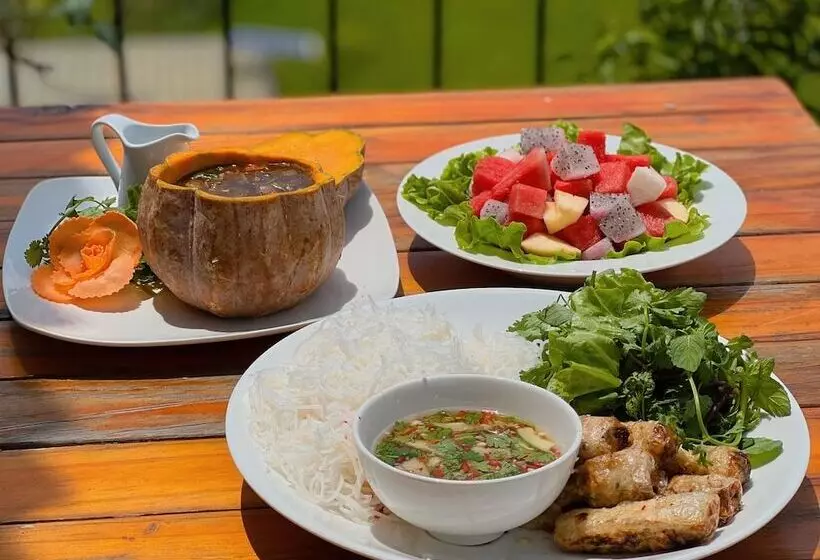 هتل Vigolando Van Ho Resort
