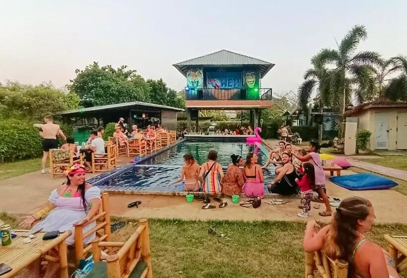 ホテル Wet! A Pool Party Hostel By Wild & Wandering