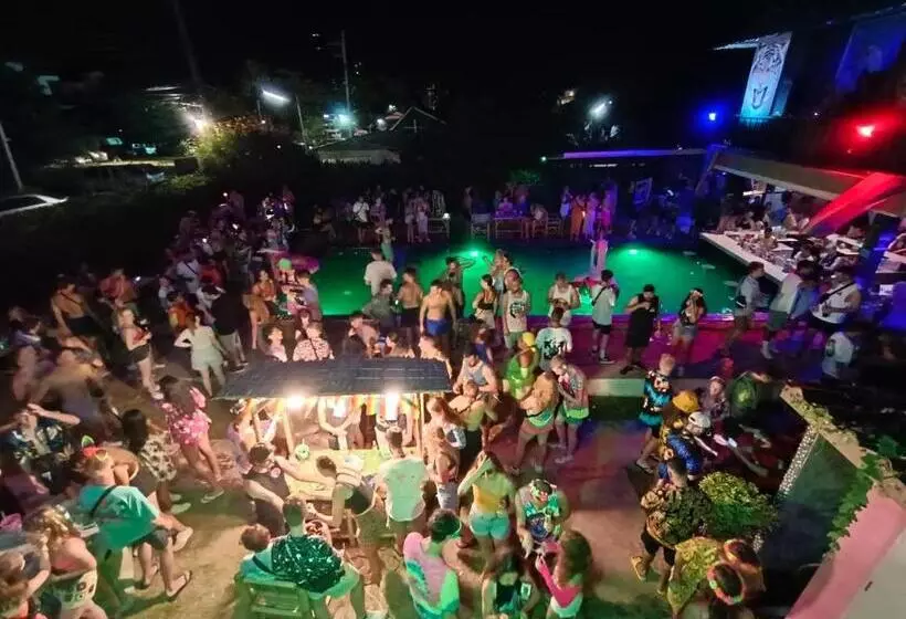ホテル Wet! A Pool Party Hostel By Wild & Wandering