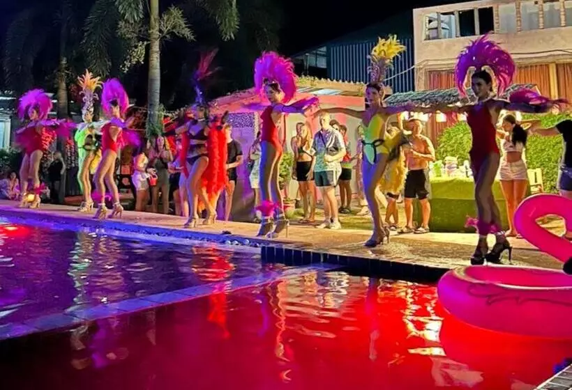 ホテル Wet! A Pool Party Hostel By Wild & Wandering