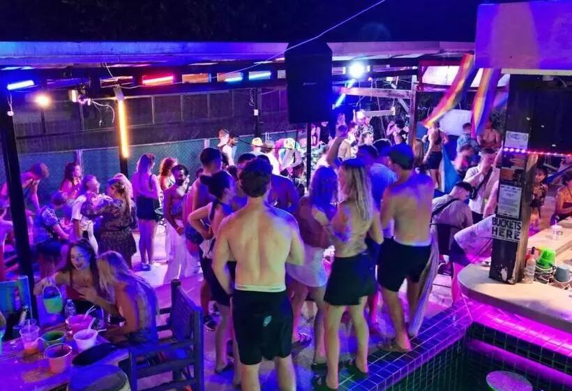 ホテル Wet! A Pool Party Hostel By Wild & Wandering