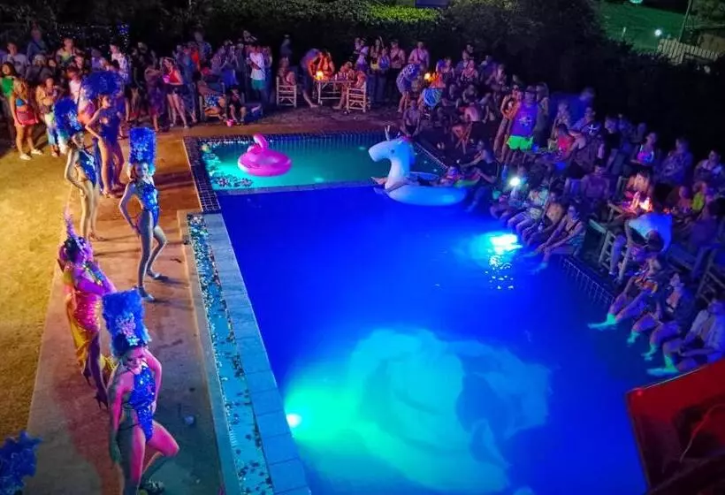 ホテル Wet! A Pool Party Hostel By Wild & Wandering