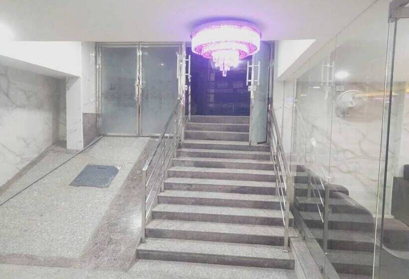 Iroomz Hotel Apoorva