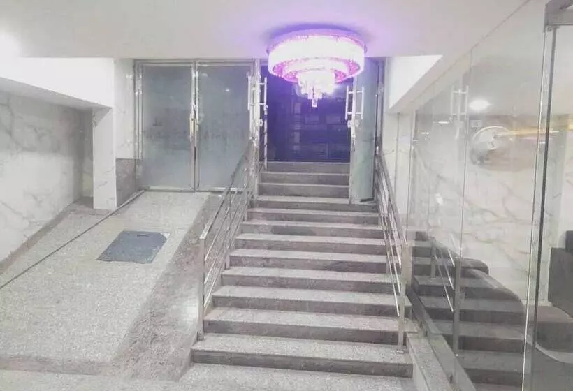 Iroomz Hotel Apoorva