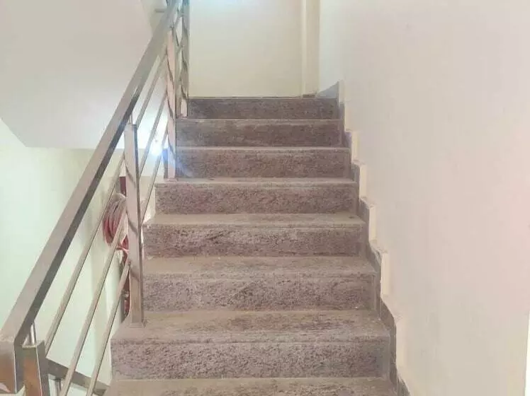 Iroomz Hotel Apoorva