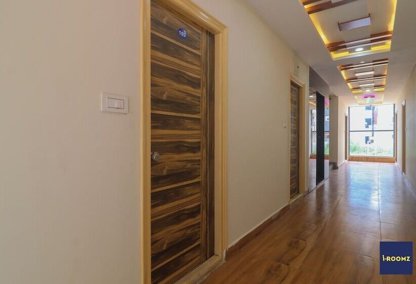 Iroomz Hotel Apoorva