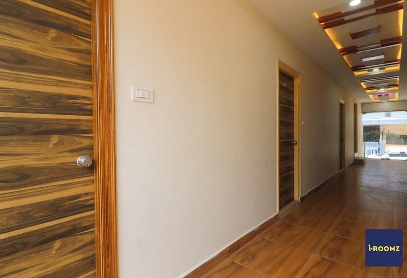 Iroomz Hotel Apoorva