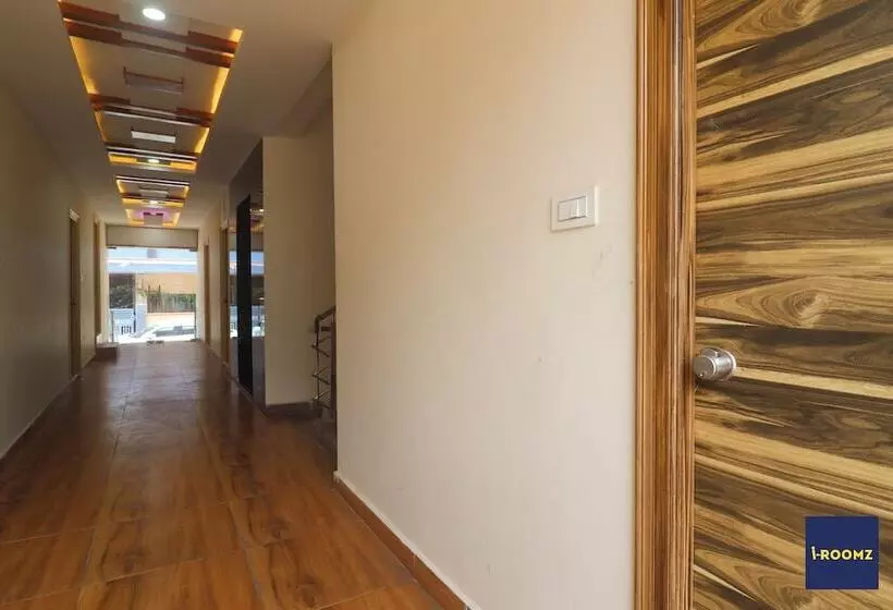 Iroomz Hotel Apoorva