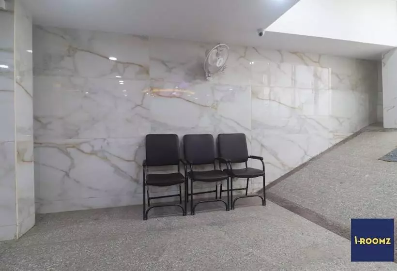Iroomz Hotel Apoorva