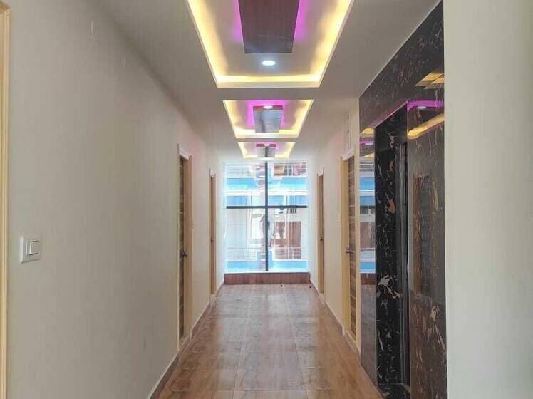 Iroomz Hotel Apoorva