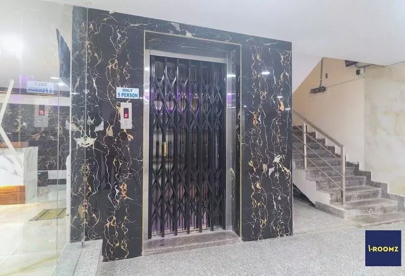 Iroomz Hotel Apoorva