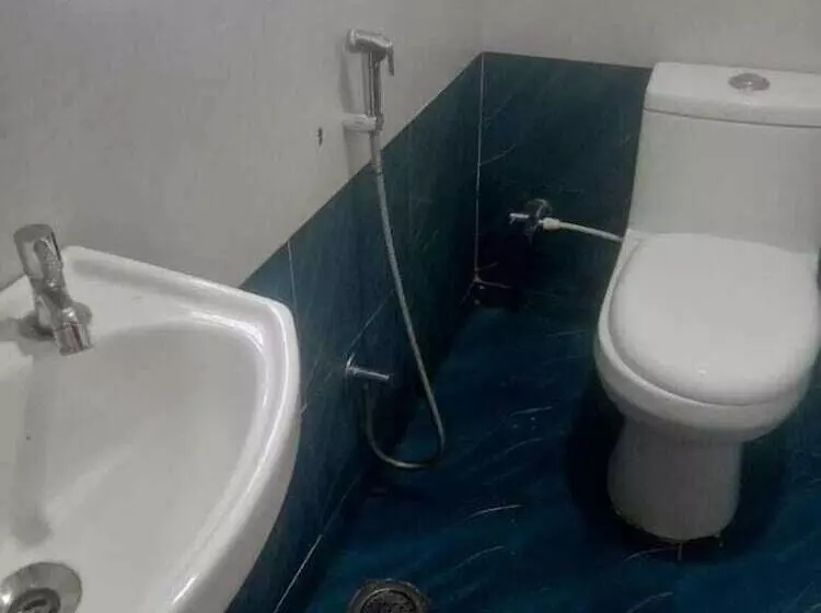 Iroomz Hotel Apoorva