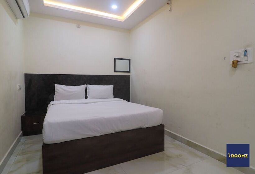 Iroomz Hotel Apoorva