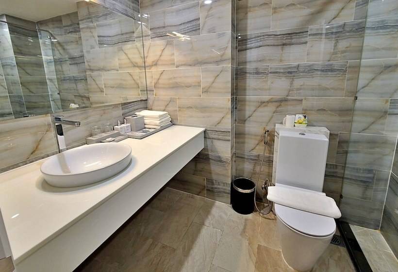 Hanz The Moon Hotel 2