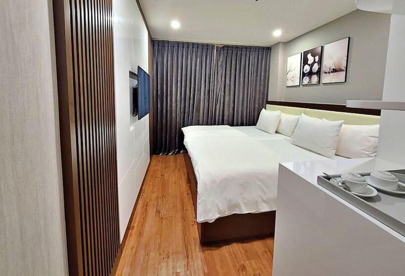 Hanz The Moon Hotel 2