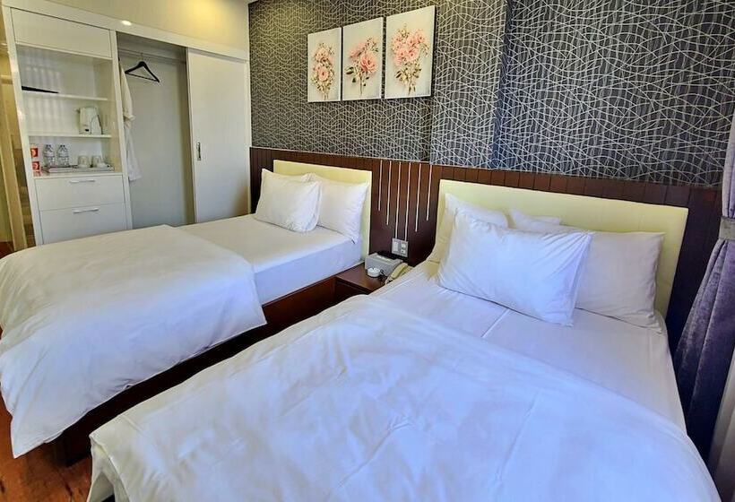 Hanz The Moon Hotel 2